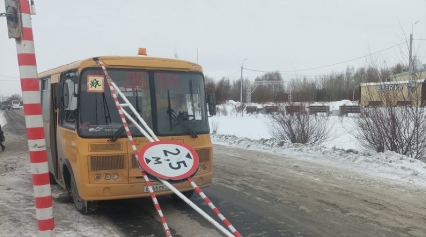 Стали известны подробности падения на автобус с детьми куска металлической конструкции в Омске Стали известны подробности падения на автобус с детьми куска металлической конструкции в Омске