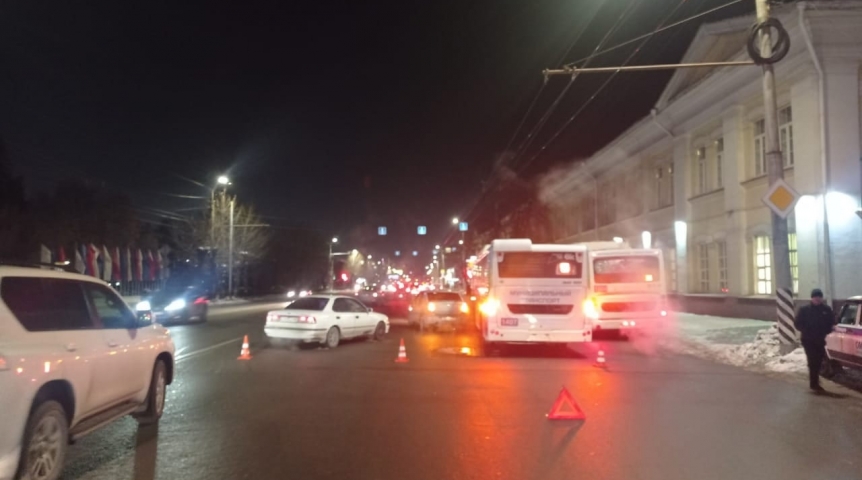 Происшествия в Омске В центре Омска в час пик автобус с пассажирами столкнулся с иномаркой