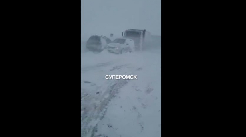 Появилось видео масштабного затора в буран по трассе Омск – Полтавка Появилось видео масштабного затора в буран по трассе Омск – Полтавка