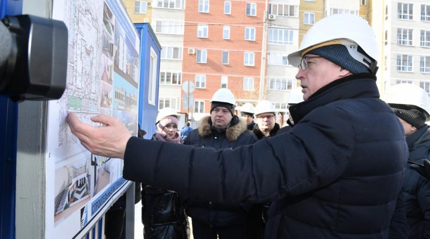 Власть Губернатор Бурков оценил темпы строительства школы в Чкаловском поселке Омска