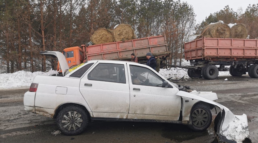Происшествия в Омске В Омской области водитель скончался в жуткой аварии с груженным тюками сена КамАЗом