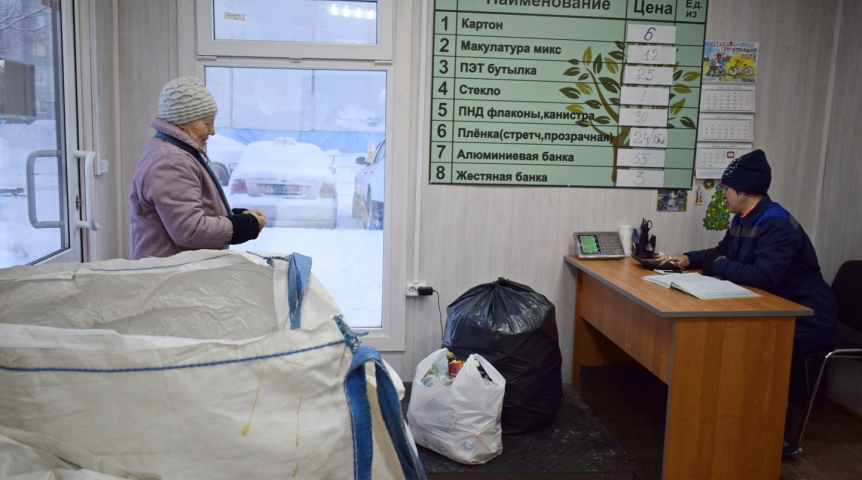 Общество Среди омичей приобретают популярность организованные регоператором экопункты