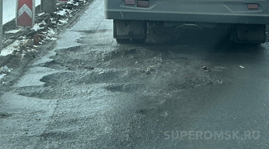 Общество Омичи обвинили яму на дороге в центре города в постоянных авариях