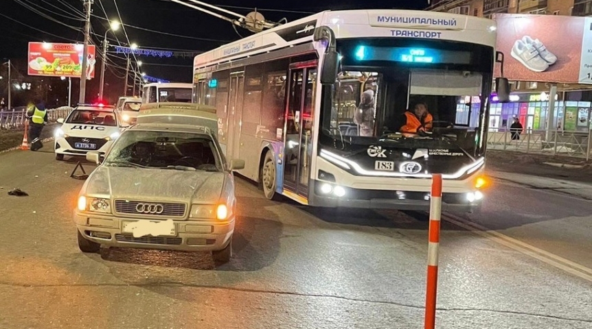 В Омске «Ауди» насмерть сбила идущего через дорогу мужчину В Омске «Ауди» насмерть сбила идущего через дорогу мужчину