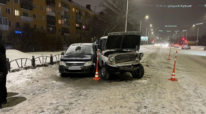 Три человека пострадали в ДТП с УАЗом в центре Омска Три человека пострадали в ДТП с УАЗом в центре Омска