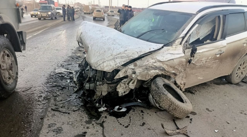 У «Арены» в Омске автомобили жестко разбились в массовом ДТП с полной пассажиров маршруткой, есть пострадавшие У «Арены» в Омске автомобили жестко разбились в массовом ДТП с полной пассажиров маршруткой, есть пострадавшие