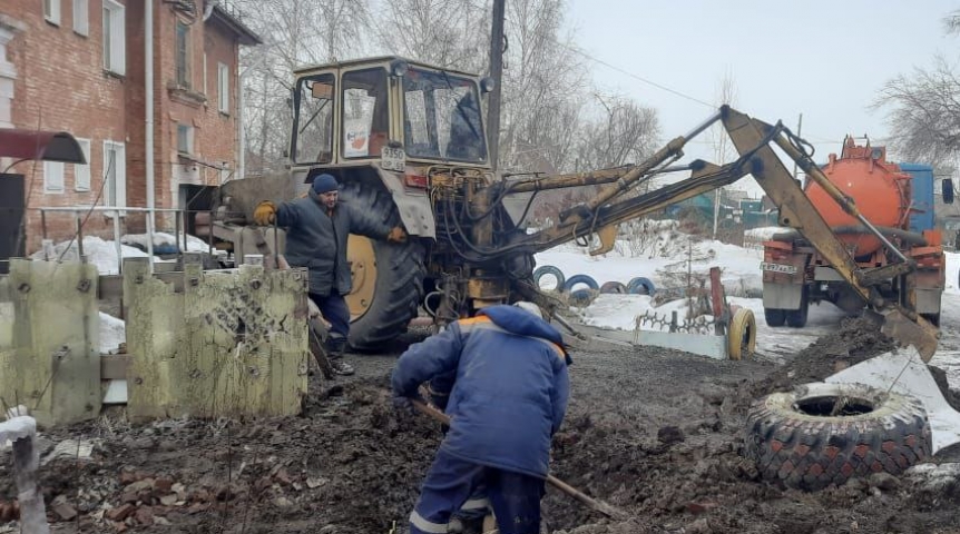 Город Сотрудники омской «Тепловой компании» оперативно устраняют аварию в Кировском округе