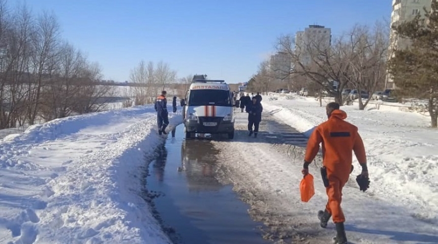 Происшествия в Омске Появилось видео спасения тонувшего в ледяном Иртыше омича