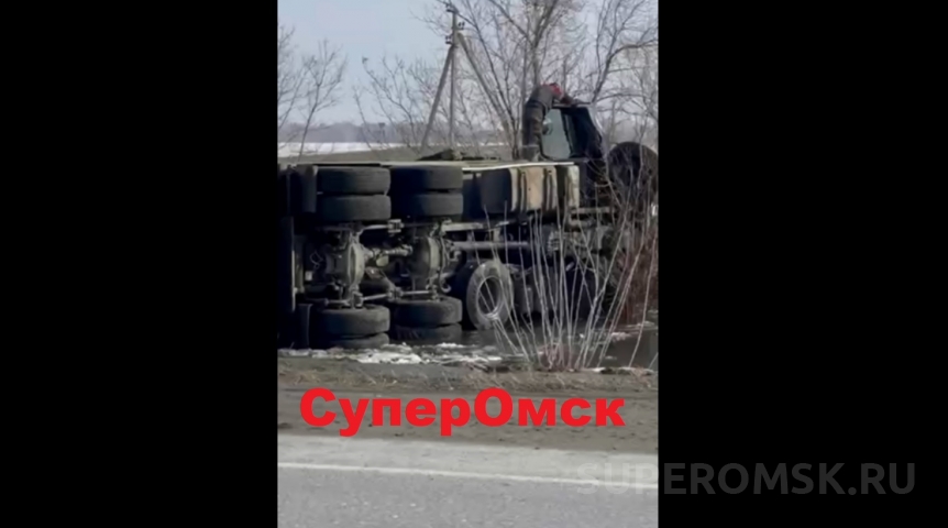 Под Омском слетел с дороги и опрокинулся мусоровоз