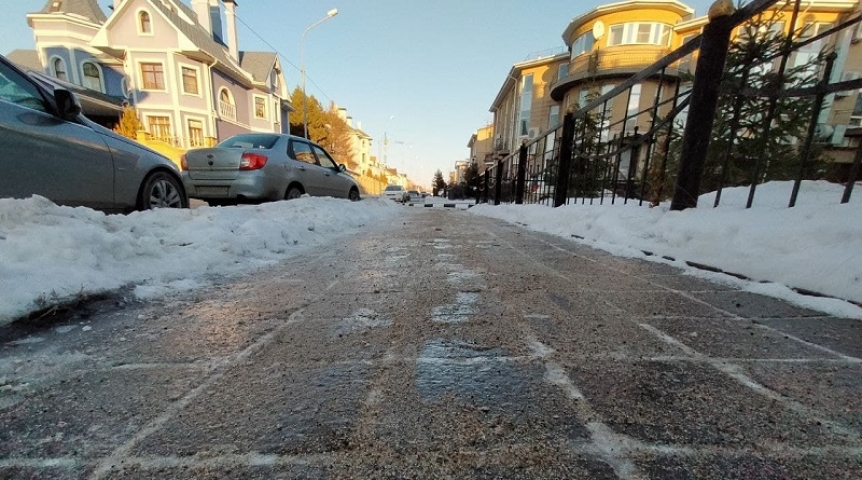 Город Омские дорожные службы круглосуточно посыпают город песком