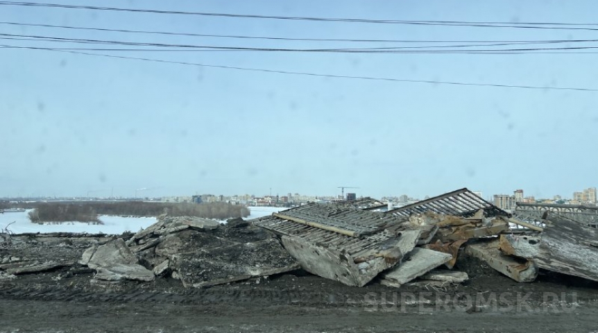 Общество На Ленинградском мосту в Омске оригинальные кованые перила скидывают в кучу, как мусор