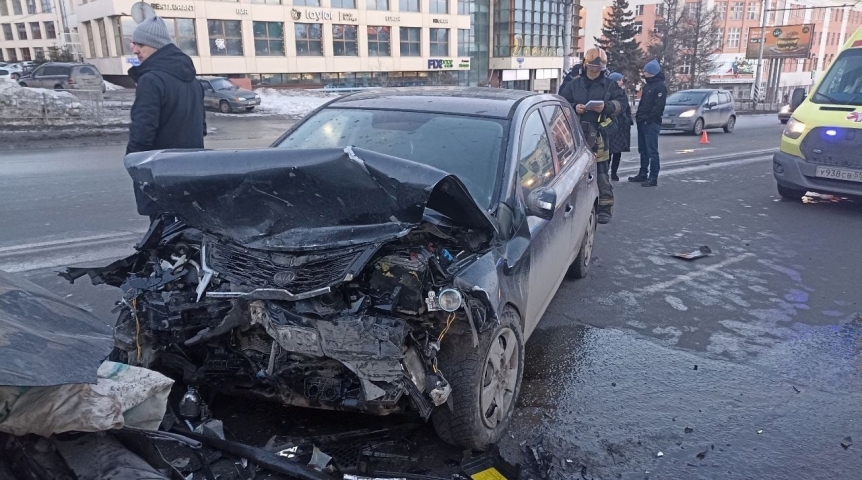 В центре Омска в тройном ДТП жестко разбилась машина – пострадали трое В центре Омска в тройном ДТП жестко разбилась машина – пострадали трое