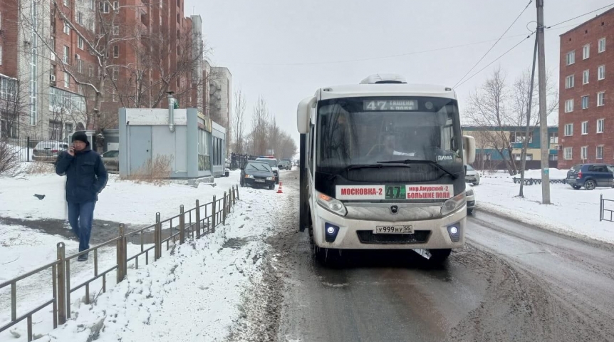 В Омске автобус снес на остановке 78-летнюю женщину В Омске автобус снес на остановке 78-летнюю женщину