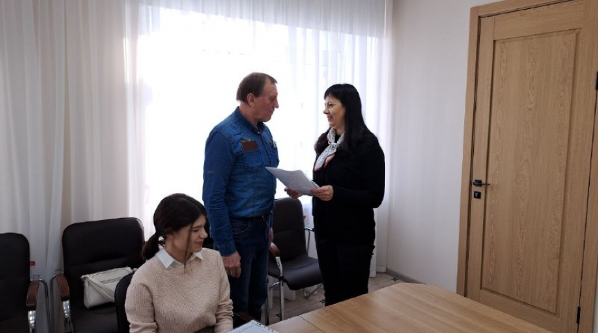 Переселенцы из Херсона получили сертификаты на жилье в Омской области Переселенцы из Херсона получили сертификаты на жилье в Омской области