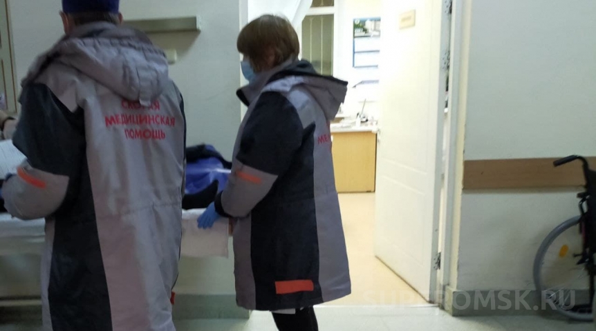 В Омске таксист сломал ногу из-за порыва воды В Омске таксист сломал ногу из-за порыва воды
