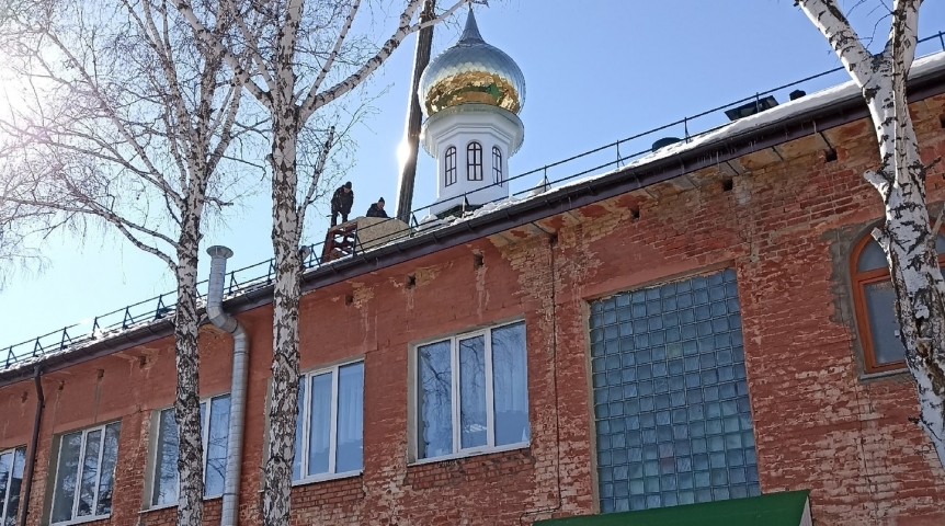 Общество После семи лет сбора пожертвований у омского храма появился новый купол