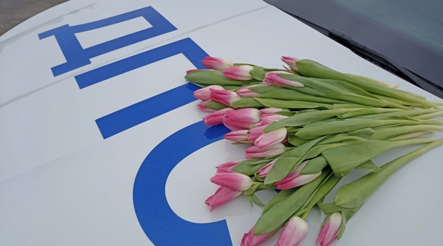 Сотрудники Госавтоинспекции и Юрий Козловский поздравили автолюбительниц с Международным женским днем Сотрудники Госавтоинспекции и Юрий Козловский поздравили автолюбительниц с Международным женским днем