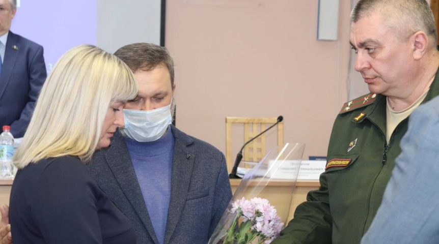 В Омском районе матерям вручили посмертные награды их сыновей В Омском районе матерям вручили посмертные награды их сыновей