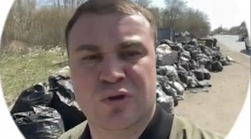 Власть Хоценко записал видео на фоне кучи мусора в Омске после субботника