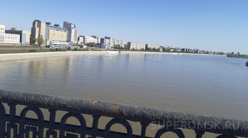 Общество Омичи заметили на поверхности Иртыша непонятные пятна