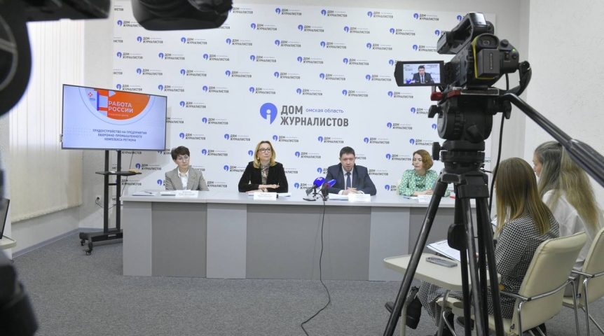 На оборонные предприятия Омска требуются более 2 тысяч человек