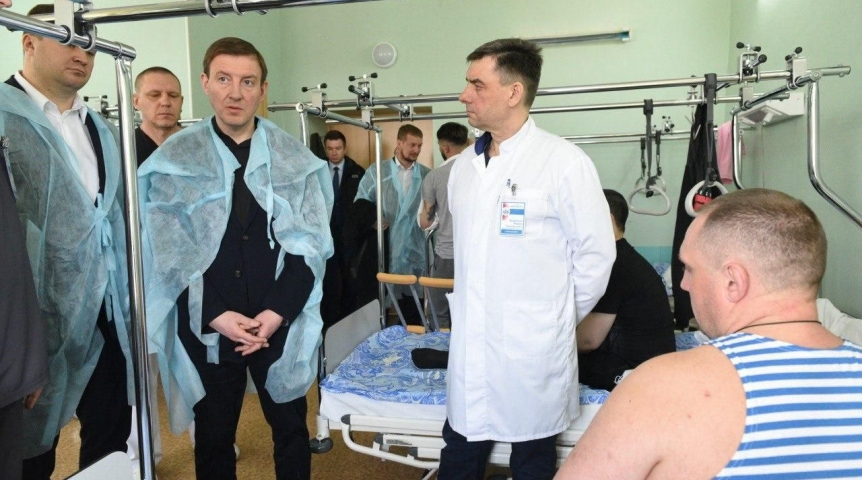Виталий Хоценко и Андрей Турчак поблагодарили персонал КМХЦ за помощь раненым участникам СВО Виталий Хоценко и Андрей Турчак поблагодарили персонал КМХЦ за помощь раненым участникам СВО