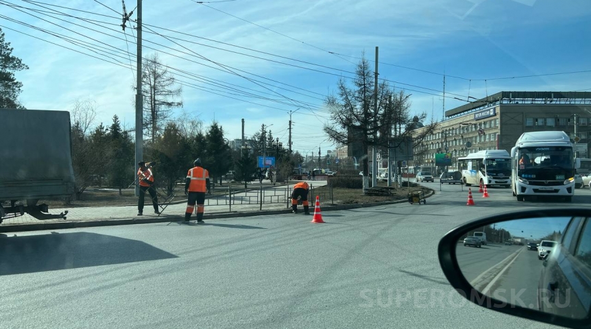 У Главпочтамта в Омске демонтируют ограждения У Главпочтамта в Омске демонтируют ограждения