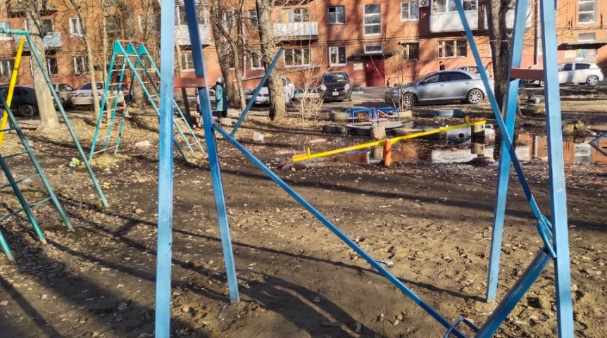 Происшествия в Омске На детской площадке в Омске на ребенка обрушились качели