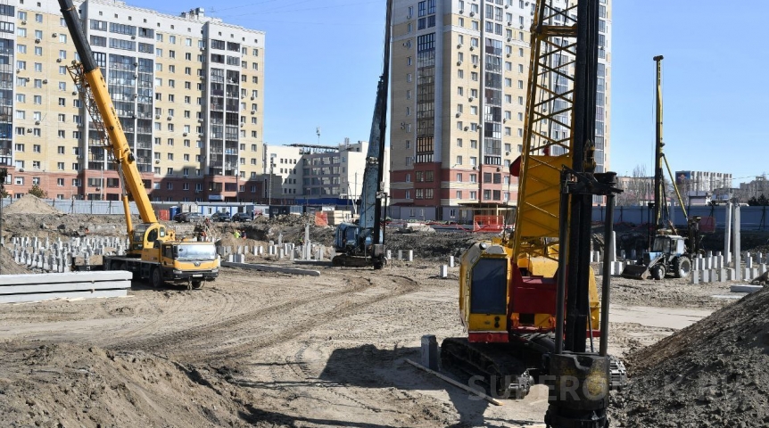 Общество Врио губернатора Виталий Хоценко проконтролировал строительство двух школ в Омске