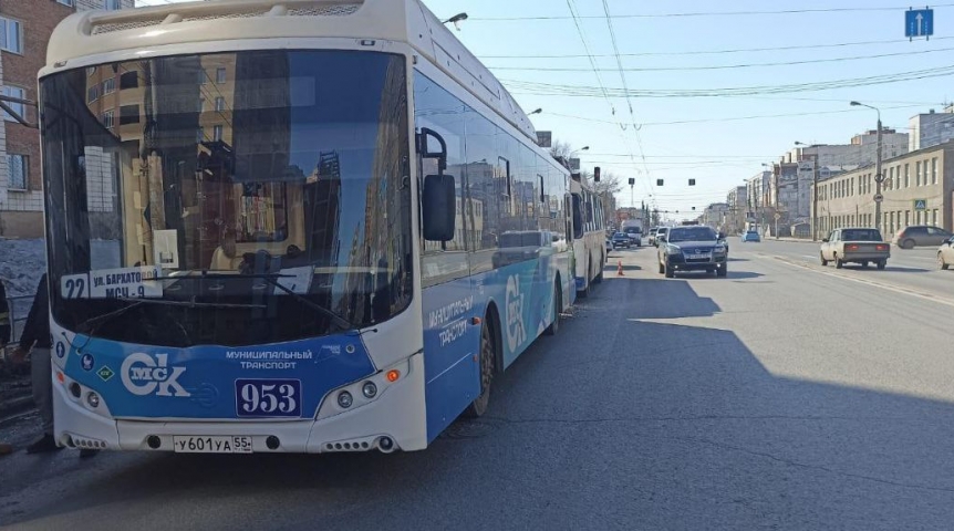 В Омске при столкновении автобуса и троллейбуса пострадали пять человек В Омске при столкновении автобуса и троллейбуса пострадали пять человек