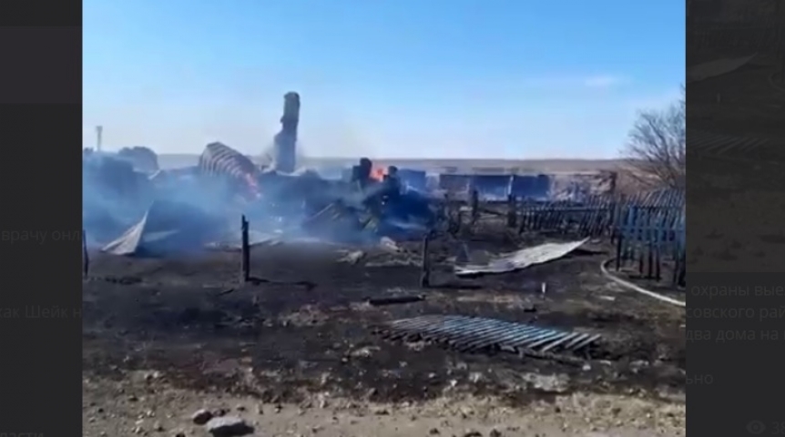 Происшествия в Омске В омском селе без проверки на пожароопасность сгорели два дома