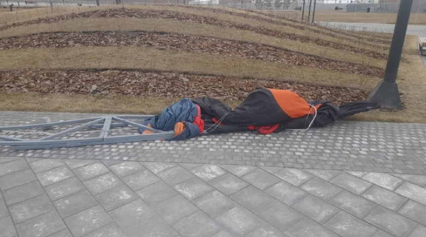 Происшествия в Омске Рухнувшей на Омск металлической конструкцией оказалась футболка «Авангарда»