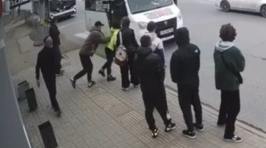 Толкнувшего женщину под колеса наркомана задержал неравнодушный омич Толкнувшего женщину под колеса наркомана задержал неравнодушный омич