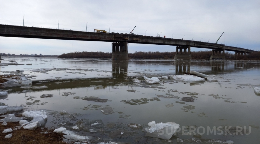 Общество По Иртышу в Омске пошел лед