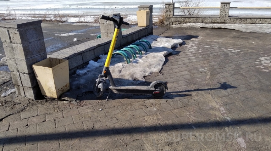 Происшествия в Омске В Кировском округе Омска сбили девочку-подростка на электросамокате