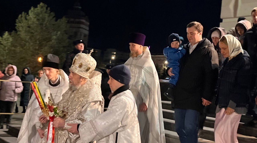 Общество Врио главы региона Хоценко посетил первую пасхальную службу в Омске