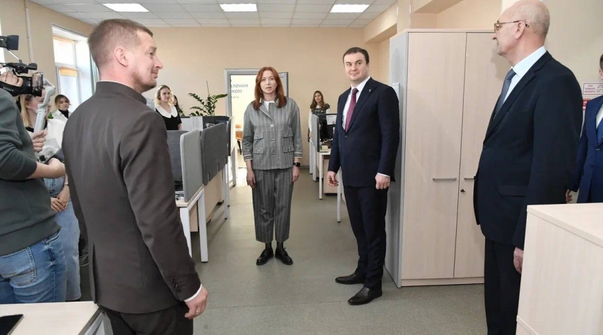 Виталий Хоценко призвал омских чиновников активнее вести аккаунты в соцсетях Виталий Хоценко призвал омских чиновников активнее вести аккаунты в соцсетях