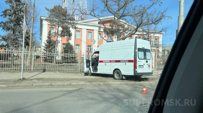 В Омске при въезде скорой в ограждение у Телецентра пострадал фельдшер