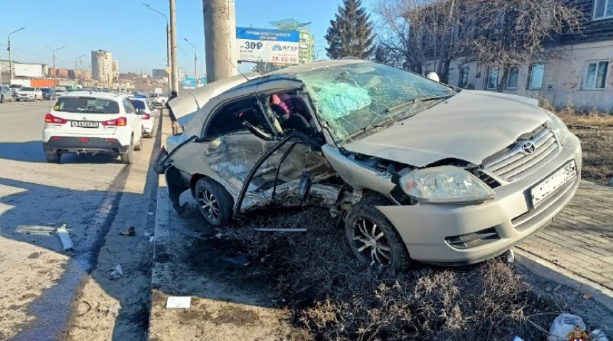 В Омске скончалась в больнице женщина, пострадавшая в жутком ДТП у Фрунзенского моста