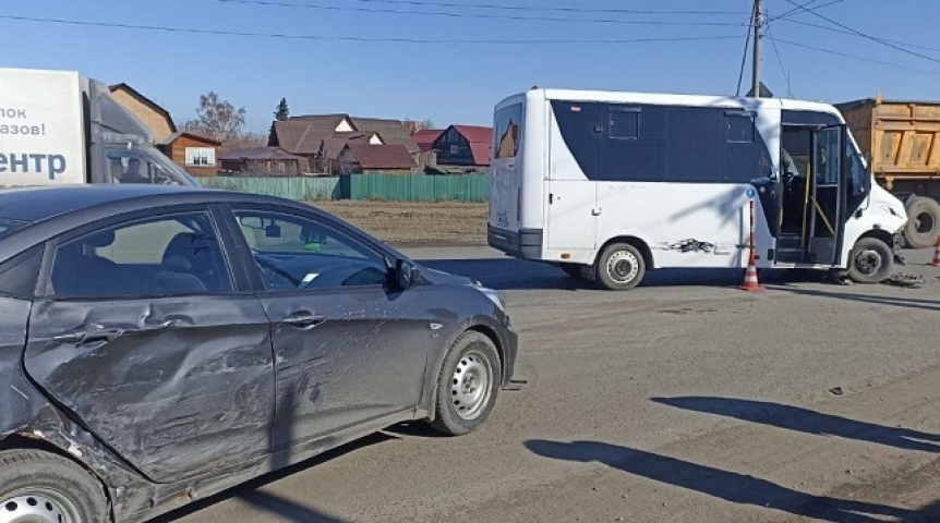 В Омске в аварии пострадала пассажирка маршрутки бизнесмена Локоткова В Омске в аварии пострадала пассажирка маршрутки бизнесмена Локоткова