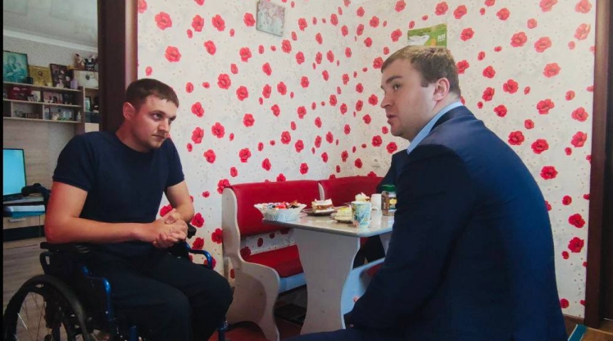 Власть Глава Омской области Виталий Хоценко встретился с тяжелораненым участником спецоперации