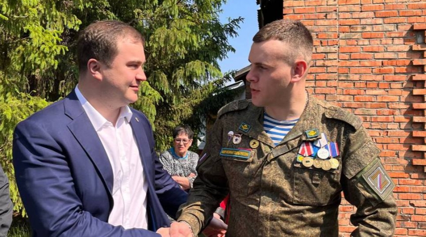 Власть Глава Омской области Хоценко навестил тяжело раненного участника СВО