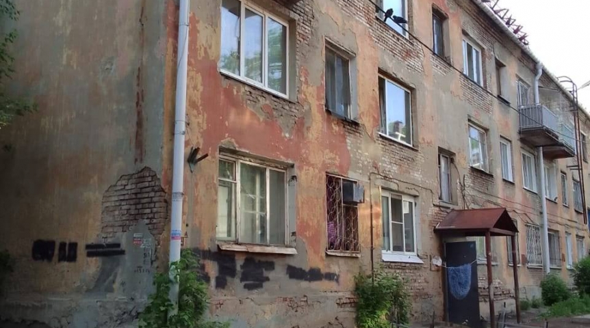 В жилой многоэтажке Омска обрушилась часть балкона В жилой многоэтажке Омска обрушилась часть балкона