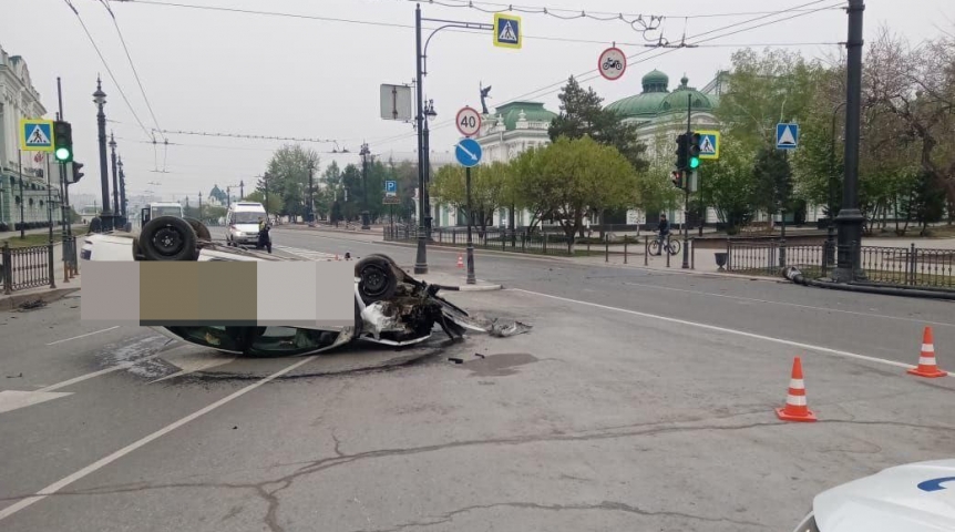 Происшествия в Омске В центре Омска нетрезвый водитель ударом об стойку опрокинул машину на крышу