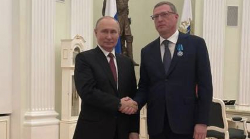 Владимир Путин вручил награду Александру Буркову Владимир Путин вручил награду Александру Буркову