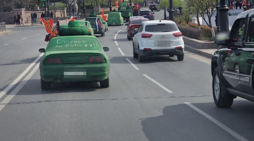 Общество В центре Омска проехала колонна изумрудных праздничных автомобилей