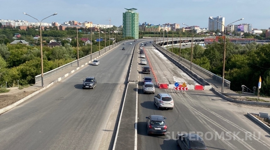 Прохожие спасли омичку на мосту