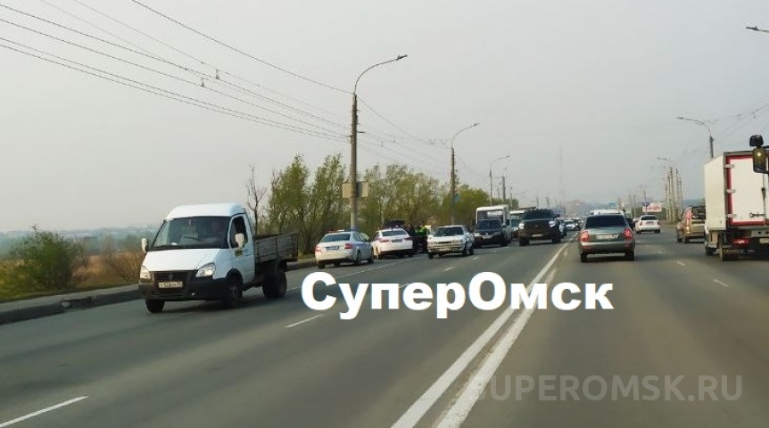 Происшествия в Омске В Омске машины ДПС по плану-перехвату прямо на дороге задержали темное авто с мужчинами