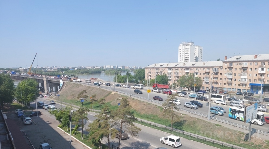 Общество На Ленинградском мосту в Омске вводят ограничение по весу транспорта