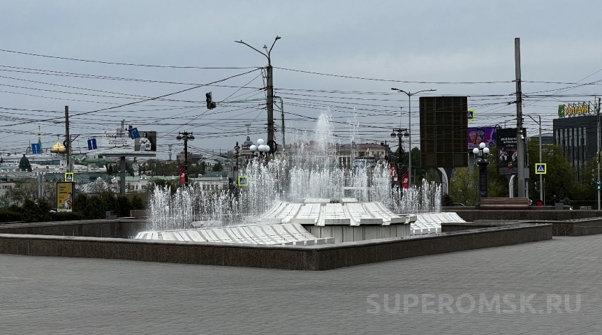 Город В Омске заработали фонтаны